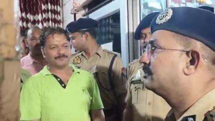 कौंच: नवीन ज्वेलर्स पर हुई लूट की लाइव वारदात के मामले में DIG झांसी ने घटनास्थल का किया निरीक्षण, 4 टीमों का किया गठन