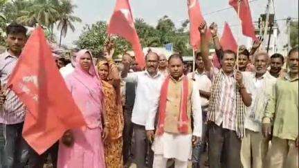 डंडारी: तेतरी पंचायत के किसानों ने जमीन के मामले को लेकर डीएम कार्यालय के सामने भाकपा माले के साथ प्रदर्शन किया