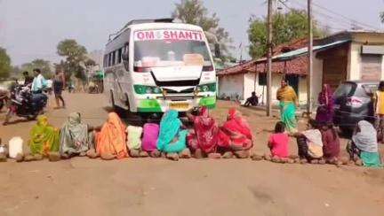 शहपुरा: मेंहदवानी में पानी की समस्या को लेकर महिलाओं ने सड़क पर बर्तन रखकर जाम लगाया, यातायात बाधित