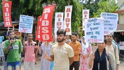 মেদিনীপুর: কলকাতায় আন্দোলনকারী শিক্ষক-শিক্ষিকাদের ওপর পুলিশের লাঠিচার্জের প্রতিবাদ মেদিনীপুর শহরে