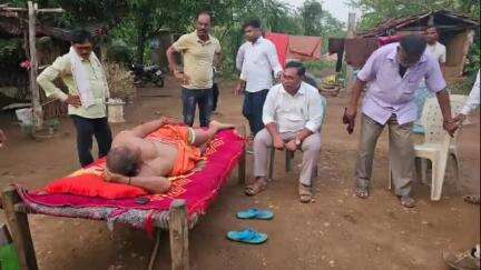 चामोर्शी: राजगोपालपूर येथे रानटी डुकराच्या हल्ल्यातील जखमींना आमदार मिलिंद नरोटे यांनी दिली भेट