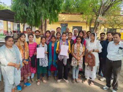 हमीरपुर: रोजगार के नाम पर युवक-युवतियों से ठगी, कलेक्ट्रेट में एडीएम से की गई शिकायत