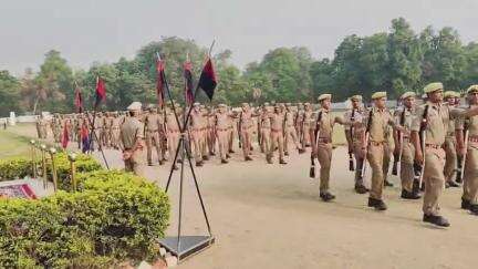 हरदोई: पुलिस लाइन में हुई परेड की सलामी एसपी नीरज कुमार जादौन ने ली, साथ ही पुलिस लाइन का किया निरीक्षण और दिए निर्देश