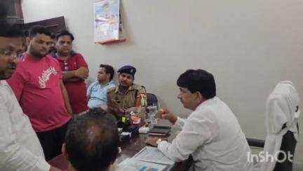मुज़फ्फरनगर: गांधीनगर आवास पर मंत्री ने अधिकारियों को दी चेतावनी, कहा- बदतमीजी बर्दाश्त नहीं, जो करेगा उसे जिले में नहीं रहने दिया जाएगा
