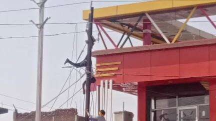 इंदरगढ़: नगर के ग्वालियर चौराहे पर 11 केवी विद्युत लाइन पर काम कर रहे कर्मचारी को लगा करंट, गंभीर रूप से घायल, ग्वालियर रेफर