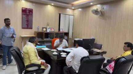 रॉबर्ट्सगंज: लखनऊ में अधिशासी अभियंता सोनभद्र के साथ कोन-विण्ढ़मगंज सड़क के निर्माण हेतु सदर विधायक ने की मुलाकात, जल्द होगा निर्माण