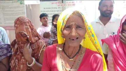 करौली: नदी बरखेड़ा पुराने पुल के पास मालियों की बस्ती के लोगों ने पट्टे जारी करवाने की मांग जिला कलेक्टर को सौंपा ज्ञापन