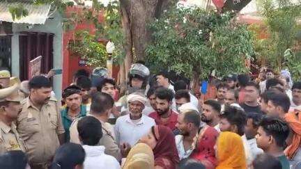 आपसी विवाद में हुए मारपीट से एक व्यक्ति की मौत से नाराज परिजन शव को लेकर रोड किया जाम।
#viralnews #trendingnews