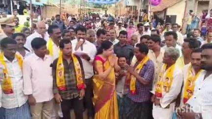 వైసీపీ ని వీడి టీడీపీలో చేరిన 200కుటుంభాలు, పార్టీ కండువాలు వేసి ఆహ్వానించిన మంత్రి గుమ్మిడి సంధ్యారాణి