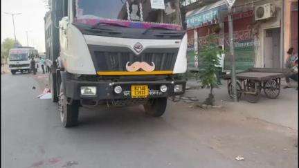 जयपुर: जयपुर के मालपुरा गेट इलाके में तेज रफ्तार डंपर ने डेयरी पर दूध लेने जा रहे बिजनेसमैन को रौंदा, मौके पर हुई दर्दनाक मौत