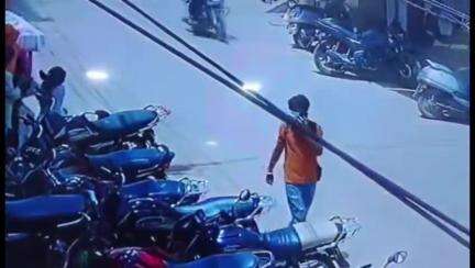 हिण्डौन: जगदंबा मार्केट से मोटरसाइकिल चोरी की वारदात सीसीटीवी कैमरे में कैद, वीडियो सोशल मीडिया पर हुआ वायरल