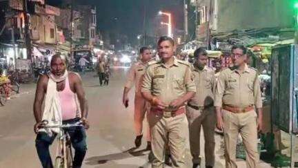 गोंडा: खरगूपुर पुलिस और महिला थाने की पुलिस ने शहर क्षेत्र में किया पैदल गश्त, आम जनता में जताया पुलिस का भरोसा