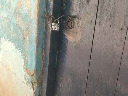 घोसी पानी टंकी पंप ऑपरेटर हड़ताल पर है पेमेंट के कारण लोगों का पानी के लिए संकट करने पड़ रहा है