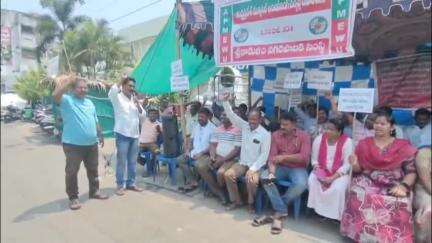 శ్రీకాకుళం: 2వ రోజు కొనసాగుతున్న శ్రీకాకుళం మున్సిపల్ ఇంజినీరింగ్ వర్కర్స్ నిరవధిక సమ్మె