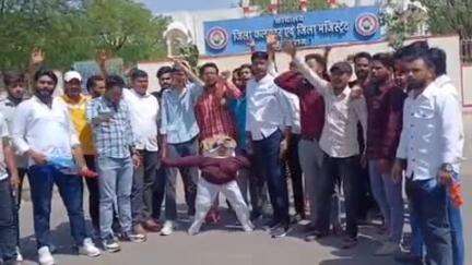 झुंझुनू: कलेक्ट्रेट के सामने NSUI के कार्यकर्ताओं ने मध्य प्रदेश के मंत्री विजय शाह का फूंका पुतला, जताया विरोध