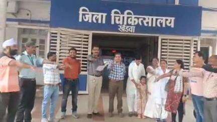 खंडवा नगर: जिला अस्पताल में 'राष्ट्रीय डेंगू दिवस' पर कार्यक्रम का हुआ आयोजन, डॉक्टर व कर्मियों ने ली शपथ