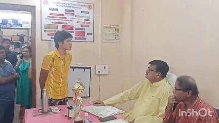 কোচবিহার ১: সঠিক সময় না আসার অভিযোগ, পৌর প্রাথমিক সুস্বাস্থ্য কেন্দ্র 1-এ গিয়ে বেশ কয়েকজনকে অ্যাবসেন্ট করলেন পৌরপ্রধান #jansamasya
