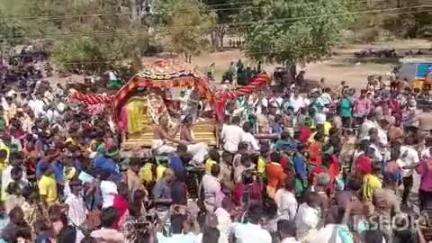 மேலூர்: வைகை ஆற்றில் எழுந்தருளிய கள்ளழகர் பல்லாயிரக்கணக்கான பக்தர்கள் கோவிந்தா கோஷத்துடன் மீண்டும் இருப்பிடமான அழகர் கோவில் வந்து சேர்ந்தார்