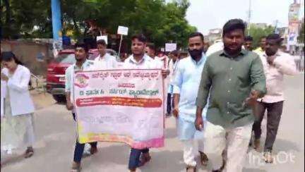 ಸಿಂಧನೂರು: ನಗರದ ಸನ್ ರೈಸ್ ಪ್ಯಾರಾಮೆಡಿಕಲ್ ಸಂಸ್ಥೆಯ ವತಿಯಿಂದ ರಾಷ್ಟ್ರೀಯ ಡೆಂಗ್ಯೂ ದಿನಾಚರಣೆ ಪ್ರಮುಖ ಬೀದಿಗಳಲ್ಲಿ ಜಾಥ