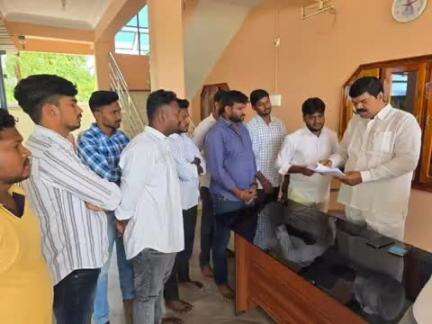 మణుగూరు: ఎమ్మెల్యే పాయం వెంకటేశ్వర్లుని మర్యాద పూర్వకంగా కలిసి వినతి పత్రం అందజేసిన సోషల్ మీడియా కోఆర్డినేటర్ రాము@