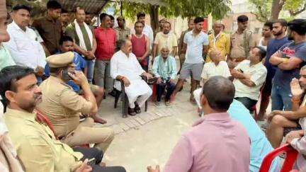 तरबगंज: नवाबगंज के तुलसीपुर माझा पहुँचे विधायक प्रेमनारायन पांडेय, मृतक किशोर के परिजनों को बंधाया ढांढस