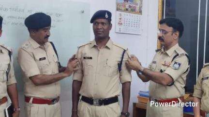 सिवनी: सिवनी में आरक्षक को प्रधान आरक्षक के पद पर किया गया पदोन्नत, एसपी कार्यालय में रैंक लगाकर सम्मानित