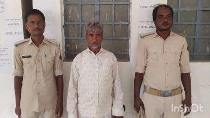 शंकरपुर: बसंतपुर गांव में छापेमारी के दौरान एससी एसटी केस के फरार अभियुक्त श्यामानंद उर्फ श्याम सुंदर ठाकुर को गिरफ्तार किया गया