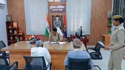 मऊ: बकवल स्थित एसपी कार्यालय में एसपी इलामारन जी द्वारा की गई जनसुनवाई, लगभग 22 मामलों के निस्तारण के दिए निर्देश