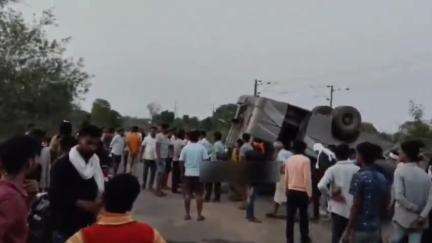 हटिया गांव में बस के अनियंत्रित होकर पलटने से करीब एक दर्जन लोग हुए घायल, आक्रोशित लोगों ने बस में लगाई आग; जांच शुरू