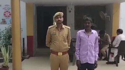 लखीमपुर: फूलबेहड थाना पुलिस ने आबकारी अधिनियम के तहत फरार युवक को उसके गांव पूजागाँव से किया गिरफ्तार
