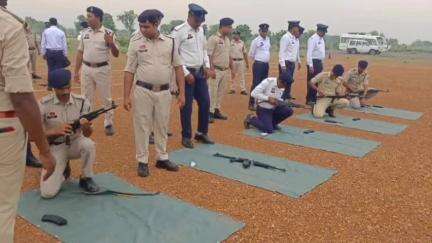 मुंगेली: पुलिस अधीक्षक के निर्देशन में मुंगेली पुलिस ग्राउंड में ली गई जनरल परेड