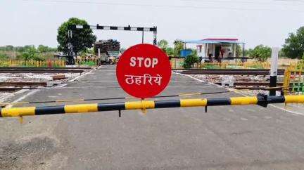रीठी: टहकारी रेलवे गेट पर लगा लंबा जाम, वाहन चालकों को हो रही परेशानी, घंटों इंतजार के बाद खुलता है गेट