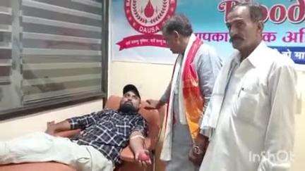 दौसा: बालाजी ब्लड सेंटर में आयोजित रक्तदान शिविर का उद्घाटन दौसा विधायक दीनदयाल बैरवा ने किया