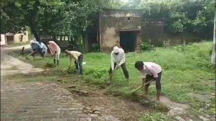 हाटा: सुकरौली में मनरेगा मजदूरों को न काम मिल रहा, न पुरानी मजदूरी, खाते में पैसा होने पर ही कराये काम - बीडीओ *#jansamasya*