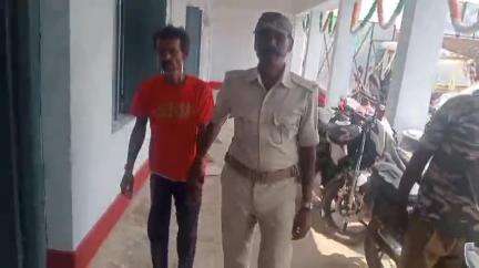 पुपरी: गोपालपुर मुख्य सड़क पर मध निषेध थाना की पुलिस 60 बोतल नेपाली सौफी शराब के साथ एक व्यक्ति को किया गिरफ्तार