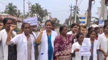 తమ డిమాండ్లను పరిష్కరించాలని కోరుతూ అమలాపురంలో మోకాళ్లపై నిలబడి సీహెచ్ఓల వినూత్న నిరసన