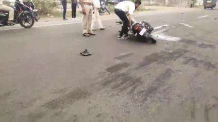 खंडवा नगर: इंदौर रोड पर तेज़ रफ़्तार कार की टक्कर से बाइक हुई क्षतिग्रस्त, मौके पर पहुंची पुलिस