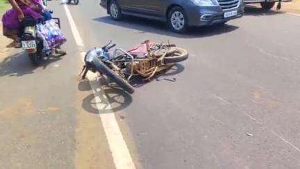 శ్రీకాకుళం: నరసన్నపేట మండలం జమ్ము జాతీయ రహదారిపై రెండు ద్విచక్ర వాహనాలు ఢీకొని ఒకరు మృతి