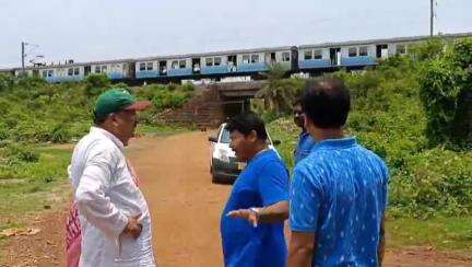 মেদিনীপুর: ডিএভি ঘাট সংলগ্ন এলাকায় রেলওয়ে এলাকার ওপর দিয়ে অম্রুত প্রকল্পের পানীয় জলের পাইপ বিছানোর জট কাটলো