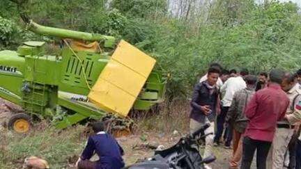 रायसेन: खरबई घाटी में हार्वेस्टर पलटा, चालक घायल