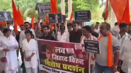 गुना नगर: गुना में लव जिहाद के विरुद्ध सकल हिंदू समाज का प्रदर्शन, मुख्यमंत्री को सौंपा ज्ञापन