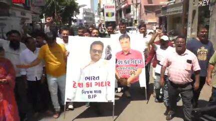 રાજકોટ પૂર્વ: ભાજપ મંત્રીના પોસ્ટર પર ગદ્દાર લખી ચપ્પલ મારી-આગ ચાંપી:કર્નલ સોફિયાને આતંકવાદીઓની બહેન કહેવા મુદ્દે કોંગ્રેસનો વિરોધ