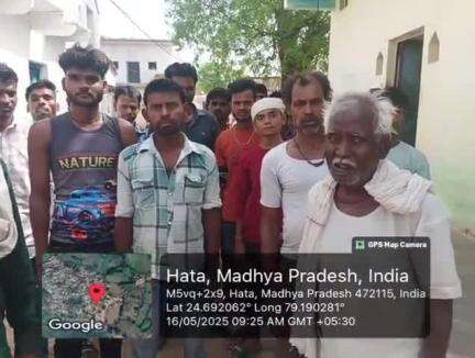 हटा गांव में बहुत ही परेशानी है पानी की पानी का बिल्कुल हेड पंप भी मिट हुए हैं यहां के