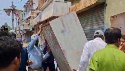 মেদিনীপুর: ফুটপাত দখল করে ব্যবসা করার অভিযোগ; কেরানিতলায় ফুটপাতে রাখা জিনিস বাজেয়াপ্ত করল পৌরসভা, মুচলেখার পর ফেরত দেওয়া হল জিনিস