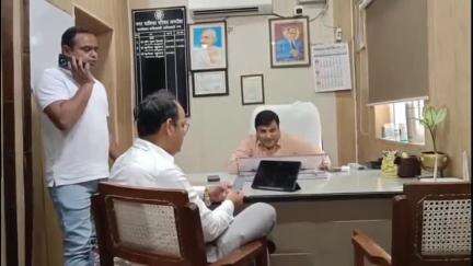 अमरोहा: नगर पालिका के अधिशासी अधिकारी का लापरवाह कर्मचारियों पर एक्शन, समय पर कार्यालय नहीं आने पर रोका 10 कर्मचारियों का वेतन