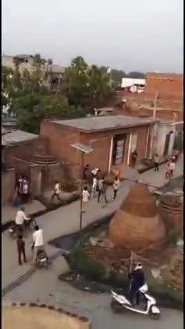 मुज़फ्फरनगर: चरथावल थाना क्षेत्र के गांव बुड्ढा खेड़ा में रास्ते में पशु बांधने को लेकर 2 पक्षों में हुई मारपीट, वीडियो हुआ वायरल