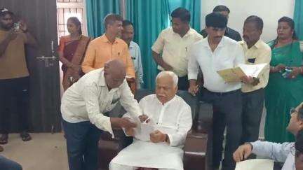 ಕಾರವಾರ: ನಗರದಲ್ಲಿ ಕಾಂಗ್ರೆಸ್ ಕಾರ್ಯಕರ್ತರನ್ನು ಭೇಟಿಯಾಗಿ, ಸಾರ್ವಜನಿಕರ ಸಮಸ್ಯೆ ಆಲಿಸಿದ ಶಾಸಕ ಆರ್.ವಿ.ದೇಶಪಾಂಡೆ