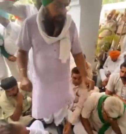 जिला कलेक्टर कार्यालय पर सिंचाई पानी की मांग को लेकर किसानों ने किया प्रदर्शन, पुलिस बल तैनात