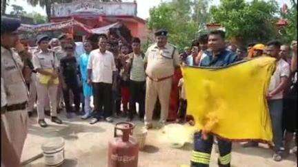 पातेपुर: पातेपुर के दुर्गा मंदिर परिसर और मिडिल स्कूल पहाड़पुर में फायर फाइटर टीम ने मॉकड्रिल कर आग से बचाव की जानकारी दी