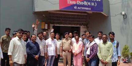 केवलारी: युवा कांग्रेस केवलारी ने मंत्री विजय शाह के खिलाफ एफआईआर दर्ज करने की मांग को लेकर थाना केवलारी के टीआई को ज्ञापन सौंपा